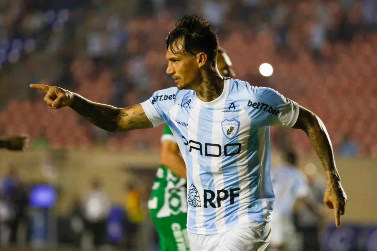 João Paulo comemora o gol da vitória do LEC sobre a Chapecoense