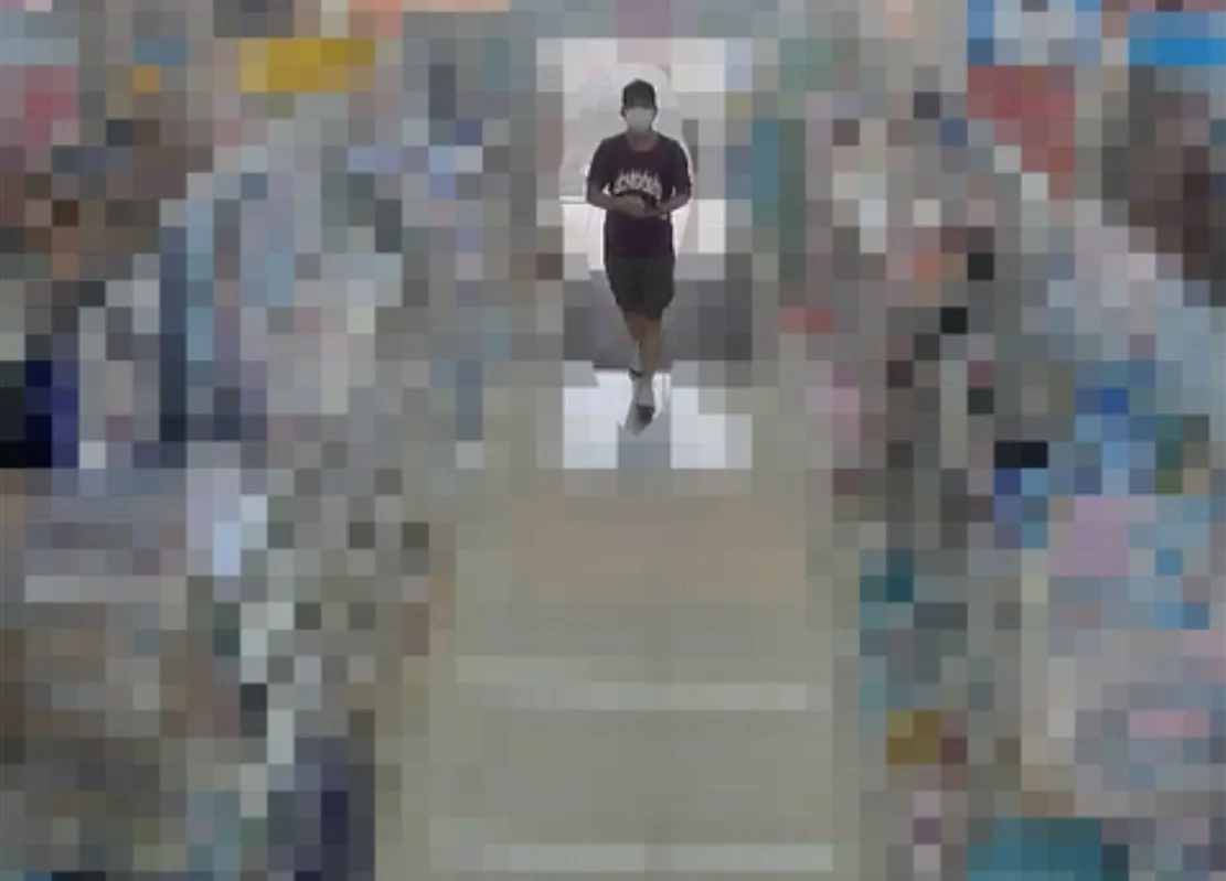 As imagens, que possuem duração de 9 segundos, mostram o rapaz caminhando com roupas informais pelo aeroporto de Narita