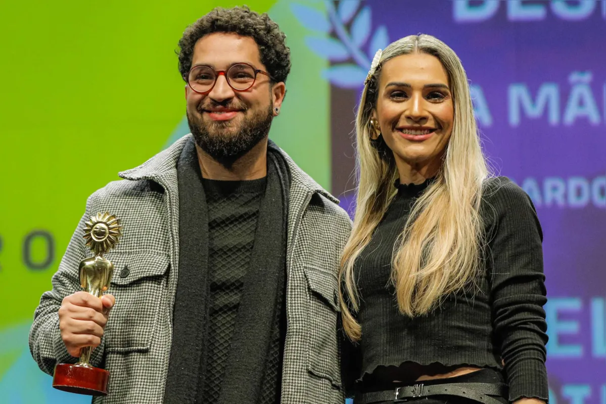 Daniel Simitan com o Kikito de Melhor Trilha Sonora: filme foi ovacionado em Gramado; 'Marte Um' vai disputar vaga para representar o Brasil no Oscar