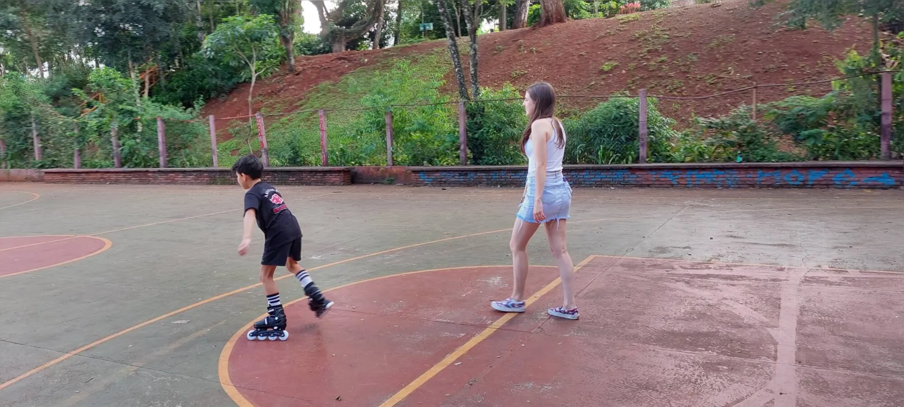 Rebeca Purcaru levou o irmão ao Zerão: "Falei para ele: vamos aproveitar o sol e ir no parque"