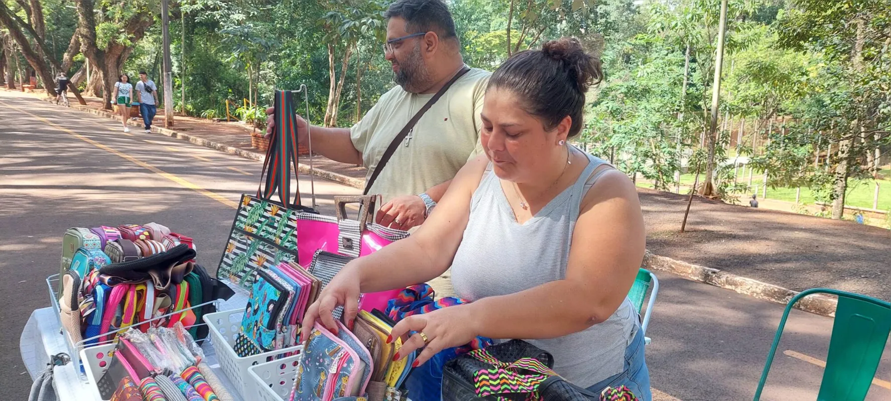 Os artesãos Clayton Regis e Janaina Murari espera que o outono traga mais sol e menos chuva para poder participar das feiras