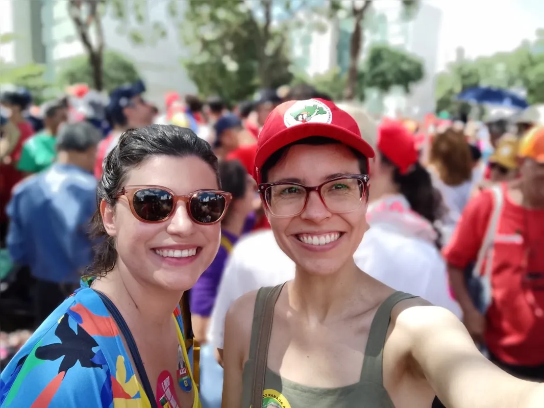 Ana Carolina Consani (direita), com a amiga Carolina Martoni: “A viagem foi longa e cansativa, mas estamos felizes demais”