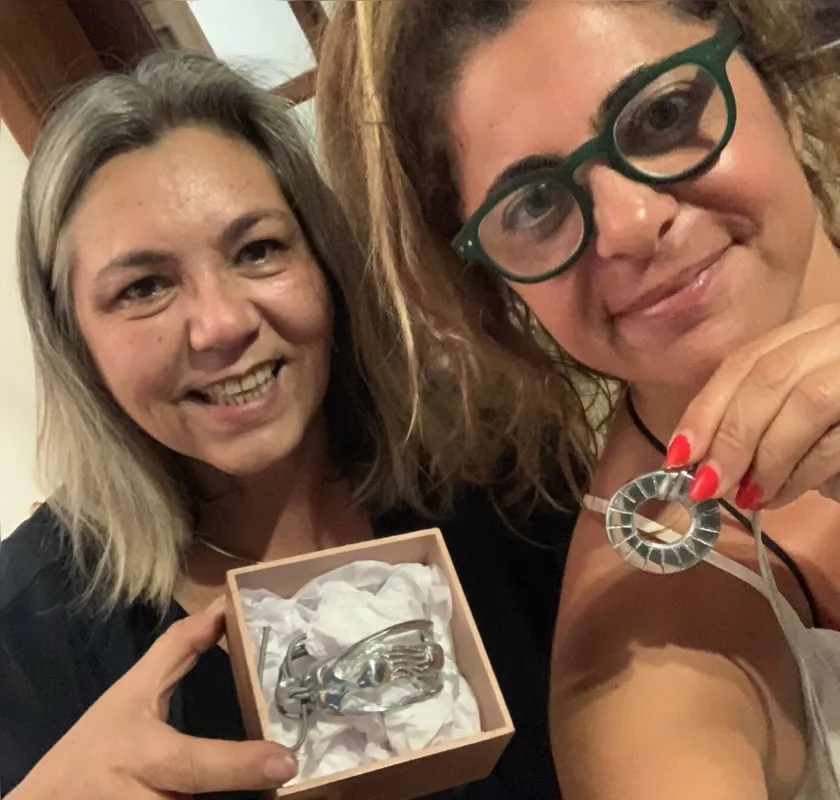 Maria Danielides e Natasha Castro com bracelete que será entregue como premiação pela ONU