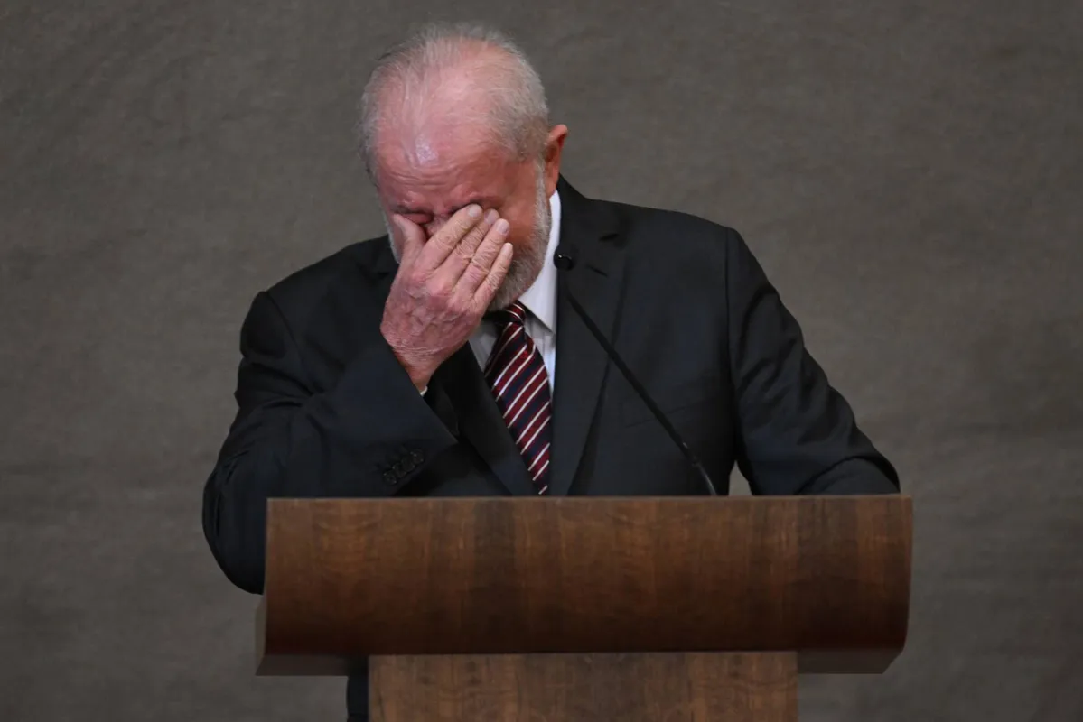Brazil's President-elect Luiz Inacio da Silva cries while delivering a speech during the certification ceremony at the Superior Electoral Court (TSE) headquarters in Brasilia, December 12, 2022. - Luiz Inacio Lula da Silva received this Monday the "diploma" of President-elect from the highest electoral authority in Brazil, which formalizes his path to take office on January 1, 2023. (Photo by EVARISTO SA / AFP)