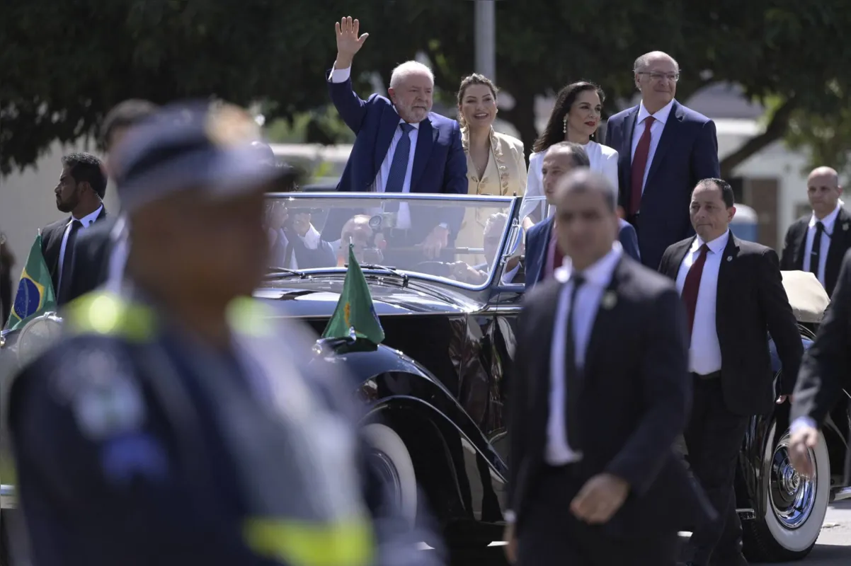 Lula e a primeira-dama,  Rosângela da Silva, a Janja, Geraldo Alckmin e sua esposa, Lu Alckmin, no tradicional Rolls Royce conversível