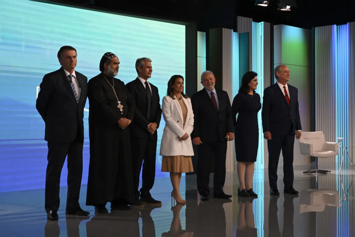 Imagem ilustrativa da imagem Lula e Bolsonaro trocam ataques pessoais em debate marcado por bate-boca