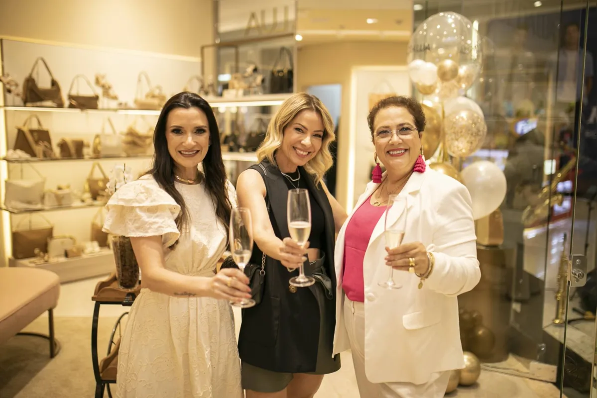 O brinde das anfitriãs com a influencer Sol Martins