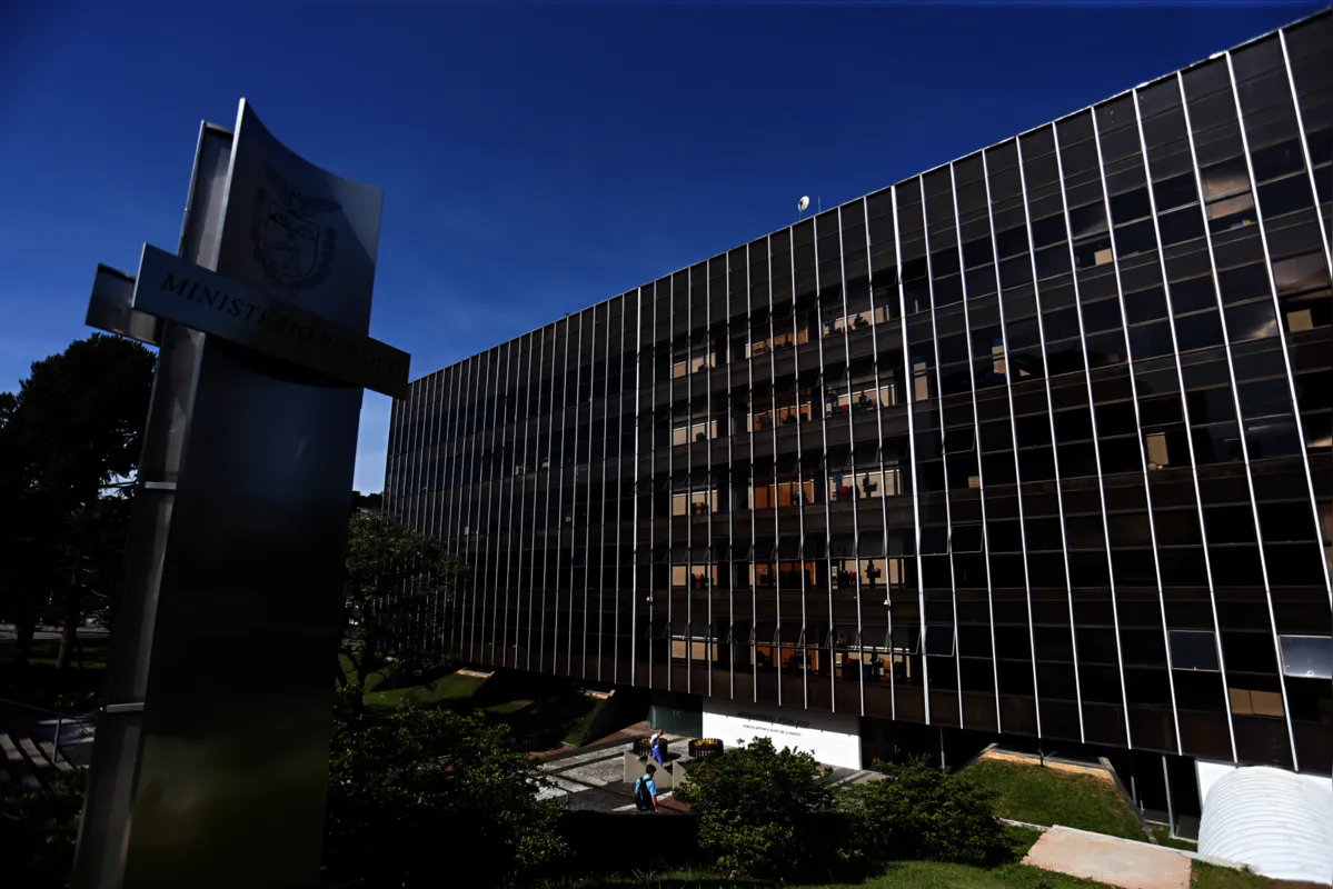 O Ministério Público do Paraná e a Polícia Militar deflagraram a Operação Quimera, com o cumprimento de 24 mandados de prisão em 22 cidades .