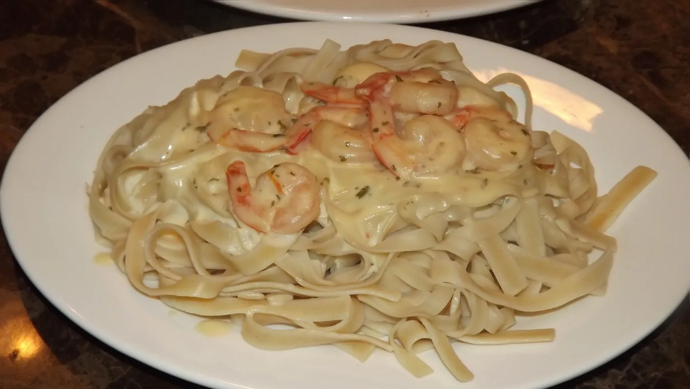 Fettuccine com camarão à fiorentina: molho à base de espinafre harmoniza bem com peixes