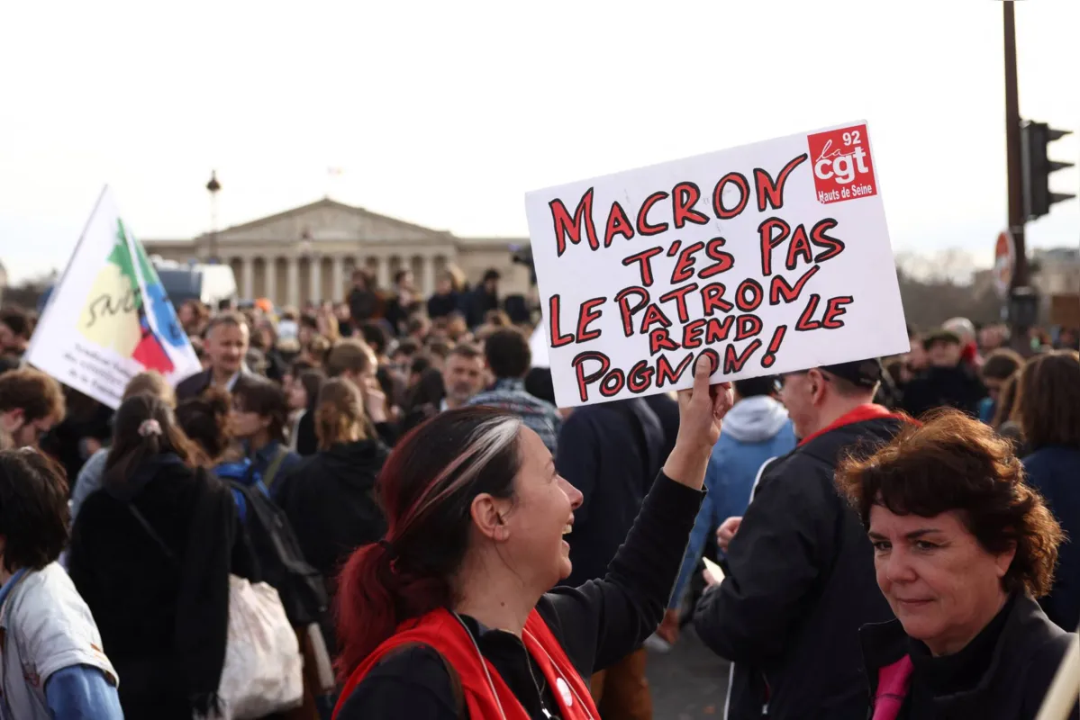 Novamente as ruas de Paris foram tomadas por protestos contra o governo da França