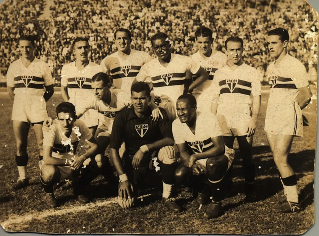 O flagrante com o gol da bicicleta de Leônidas está no Museu do São Paulo, no Morumbi. Ele está em pé, com seus companheiros do tricolor em 1941. Esta foto era do arquivo do saudoso pediatra doutor Alexandre, londrinense e grande são-paulino