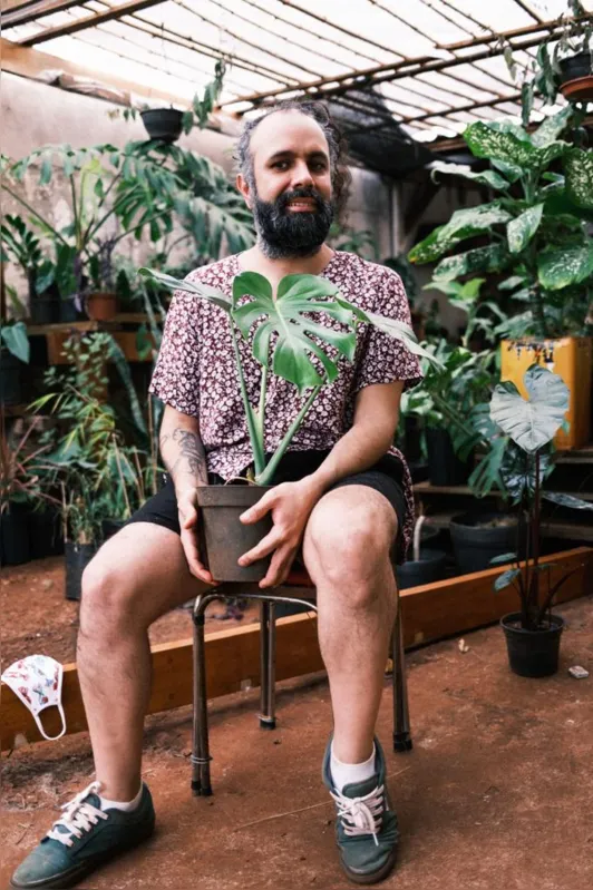 Co-fundador de uma empresa de venda e curadoria de plantas, Gabriel Ruiz destaca o ambiente democrático da feira
