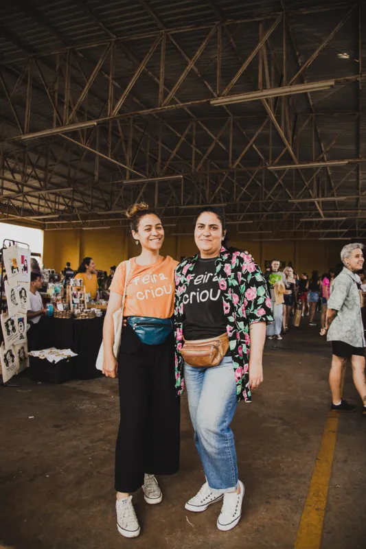 Giovana (à esquerda) e sua mãe Renata, idealizadoras da Feira Criou
