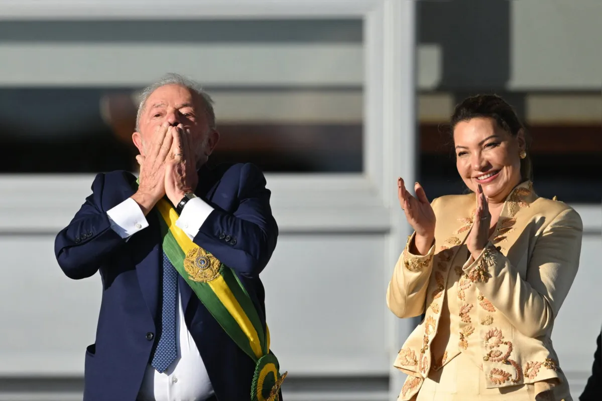 Janja, na posse de Lula, com o terninho de crepe de seda bordado com palha de junco e capim dourado: trabalho das artesãs do Rio Grande do Norte