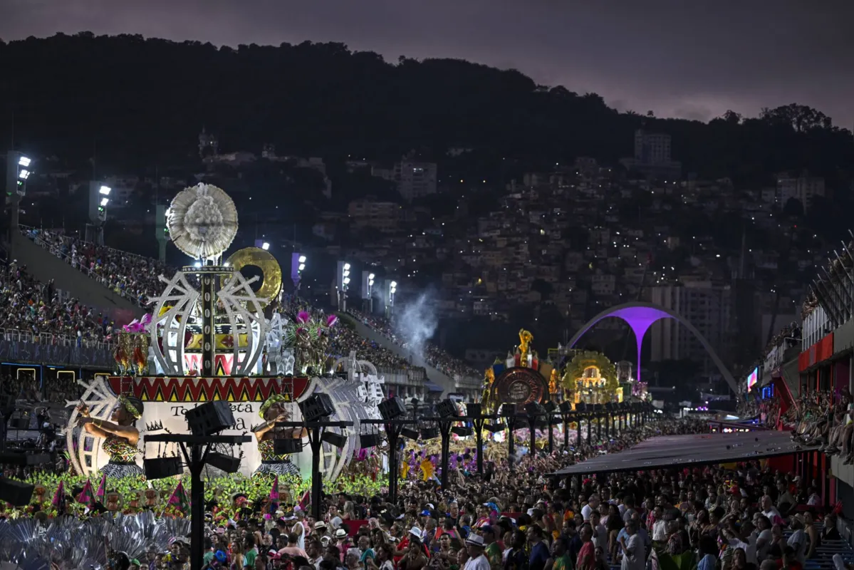 Mangueira encerrou o desfile com o dia nascendo e aos gritos de `é campeã´