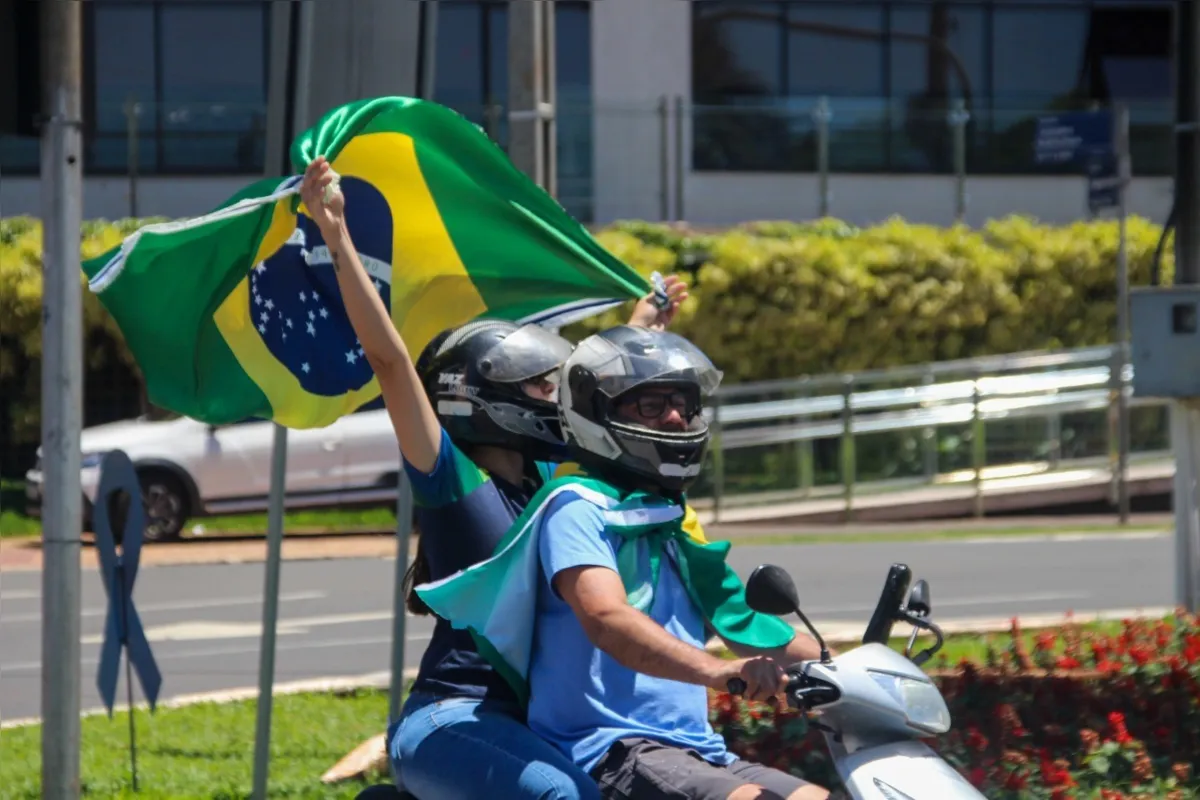 Imagem ilustrativa da imagem Manifestantes contra eleição de Lula fazem carreata em Londrina