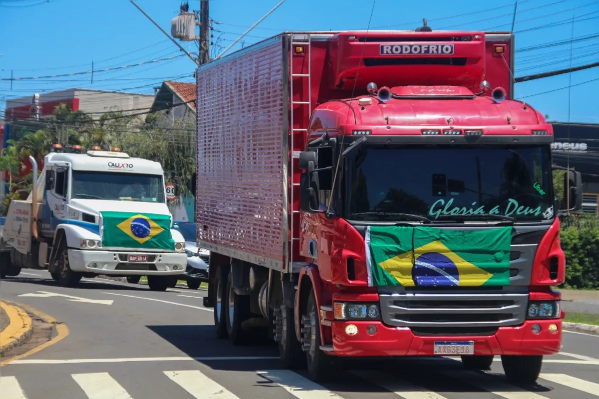 Imagem ilustrativa da imagem Manifestantes contra eleição de Lula fazem carreata em Londrina