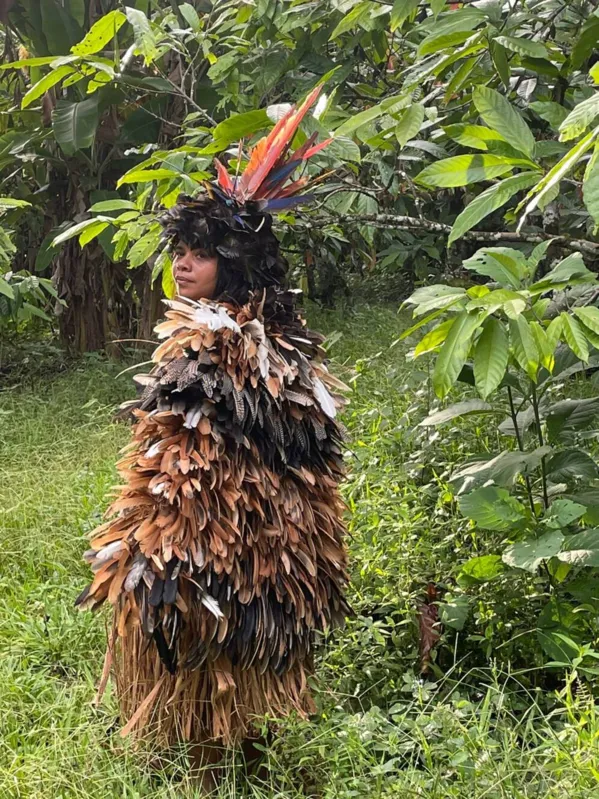 Manto indígena confeccionado pela artista  e ativista indígena Glicéria Tupinambá