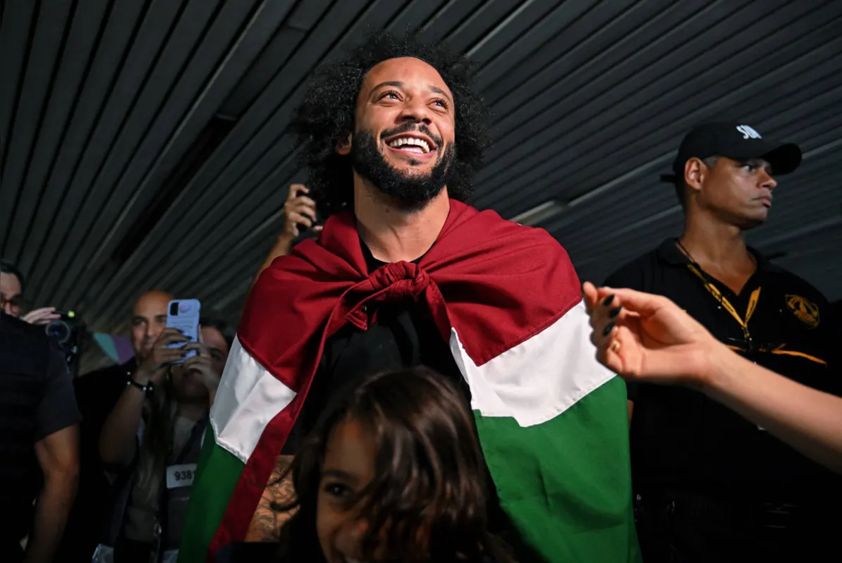 Imagem ilustrativa da imagem Marcelo desembarca no Rio sob festa da torcida do Fluminense