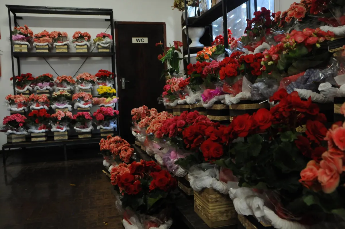 Luiz Alberto Pozzo conta que as plantas vêm de Holambra e Campinas