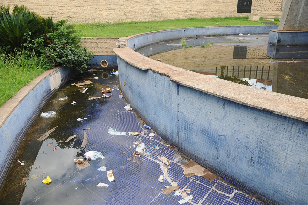 Na Praça Tomi Nakagawa, a fonte em desuso acumula a água da chuva é um ambiente propício para a proliferação do mosquito da dengue