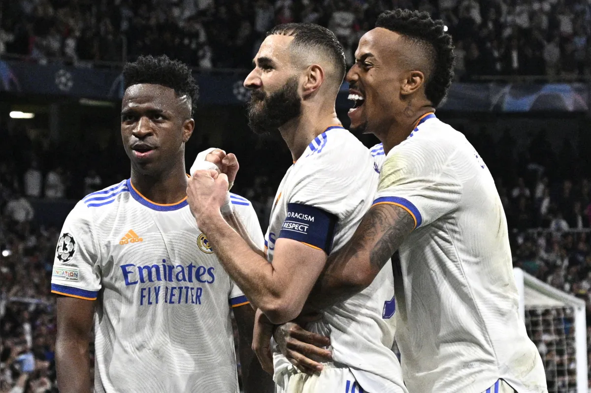 Karim Benzema (centro) em jogo pelo Real Madrid