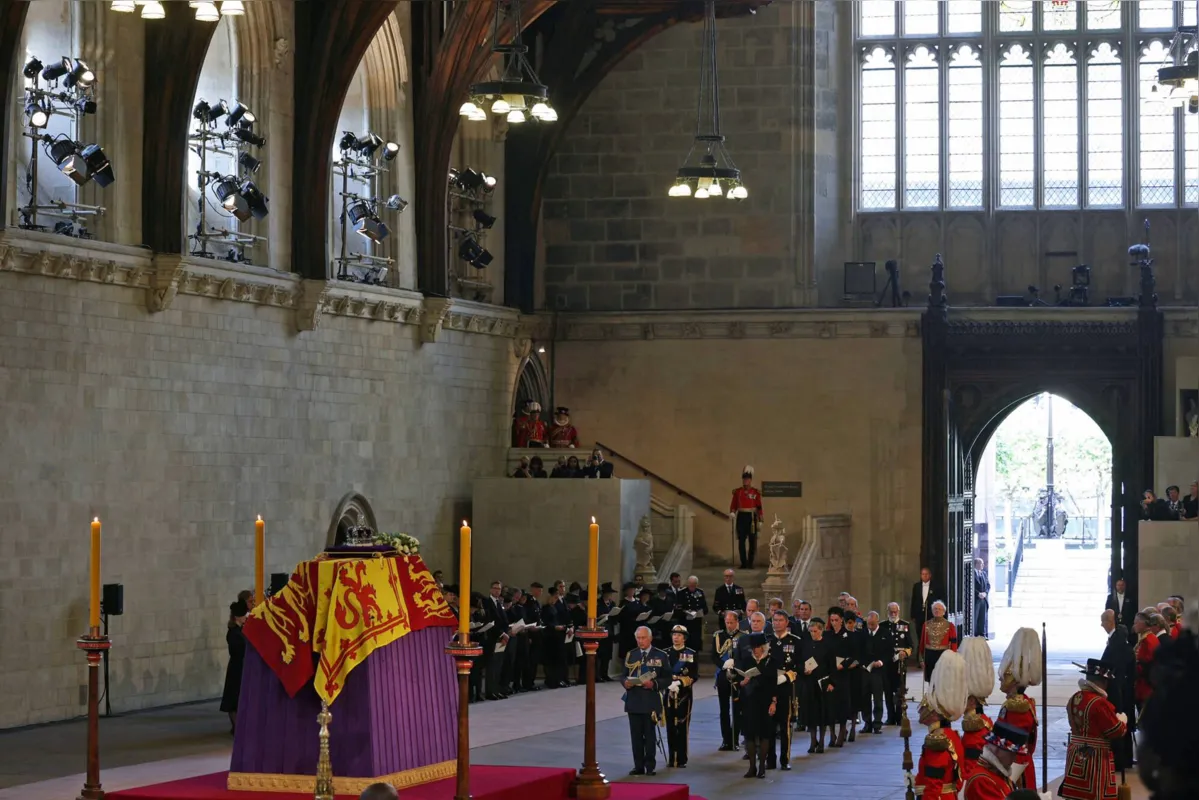 Imagem ilustrativa da imagem Milhares acompanham procissão com caixão de Elizabeth 2ª