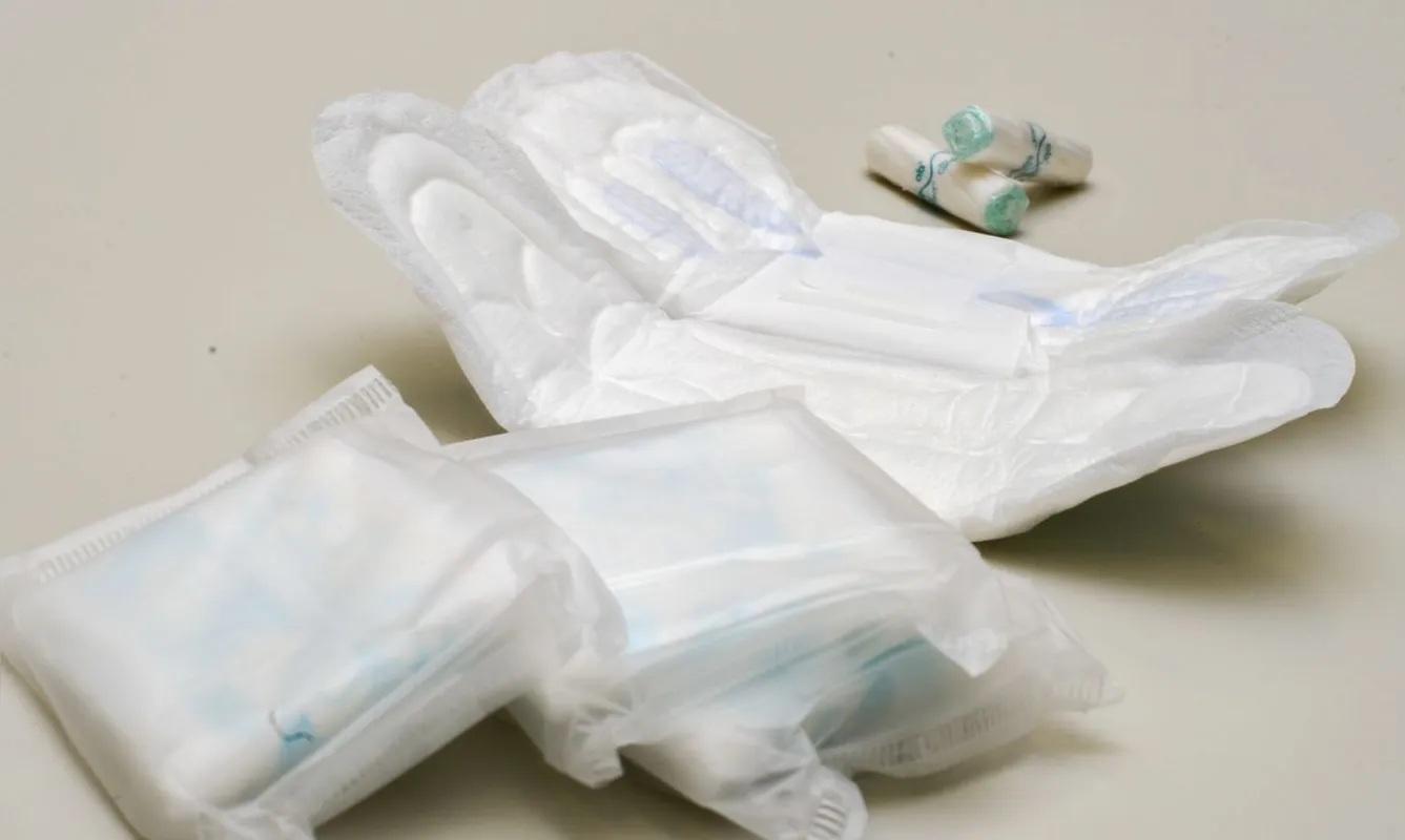 Ministério da Saúde lança programa voltado para saúde menstrual.  Programa inclui 3,5 milhões de estudantes de baixa renda.