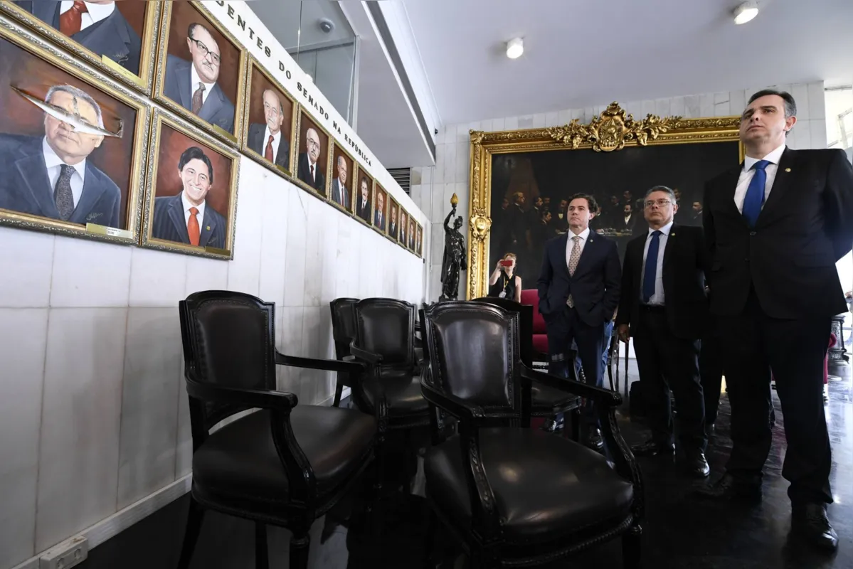 O presidente do Senado Federal, Rodrigo Pacheco (PSD-MG), realiza inspeção nas instalações danificadas do Senado Federal, causadas pelo ataque ocorrido no domingo (8)

Participam:
presidente do Senado Federal, senador Rodrigo Pacheco (PSD-MG);
vice-presidente do Senado Federal, senador Veneziano Vital do Rêgo (MDB-PB); 
senador Alessandro Vieira (PSDB-SE).

Foto: Edilson Rodrigues/Agência Senado