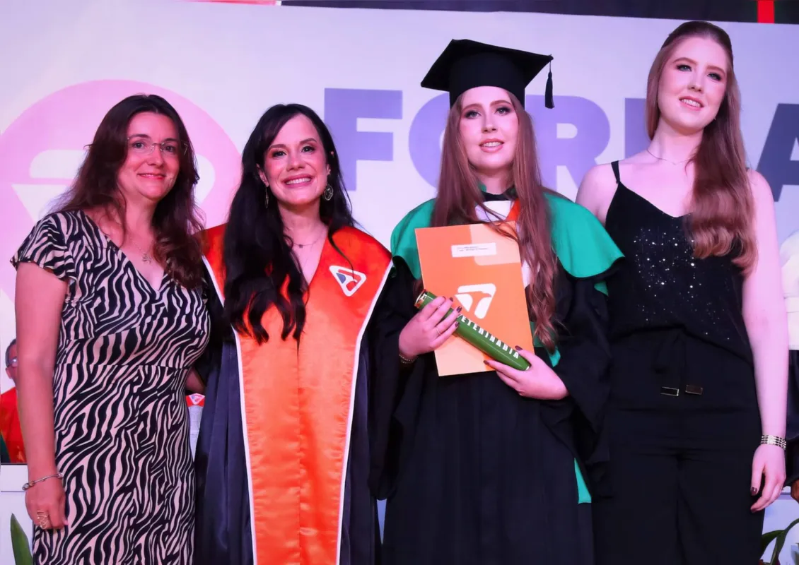 Mariana Cosenza (coordenadora do Hospital Veterinária) e Fabiane Sabino (coordenadora da graduação) com a primeira colocada em Medicina Veterinária Livia Ludwig Ziegler (média geral 95,47) e a irmã Liliana