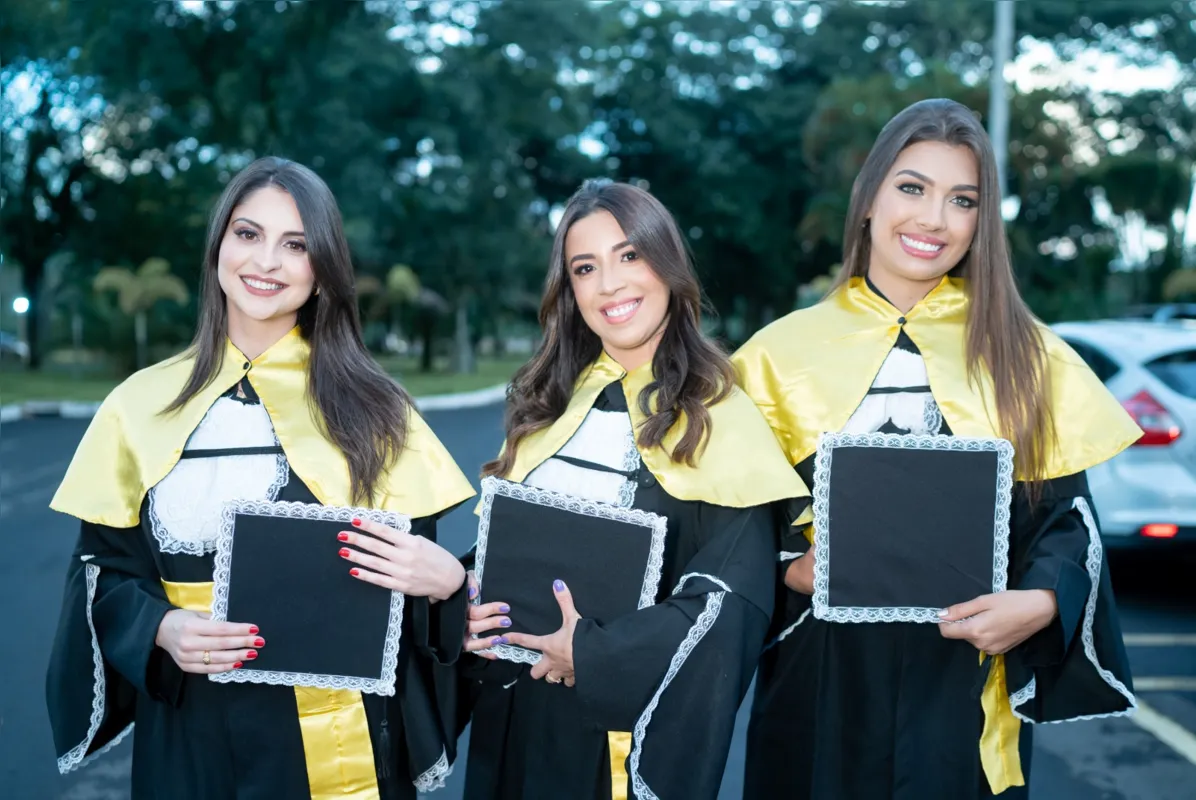 As formandas Paula Pansardi, Ana Caroline Souza e Ana Carolina Barez, de Farmácia