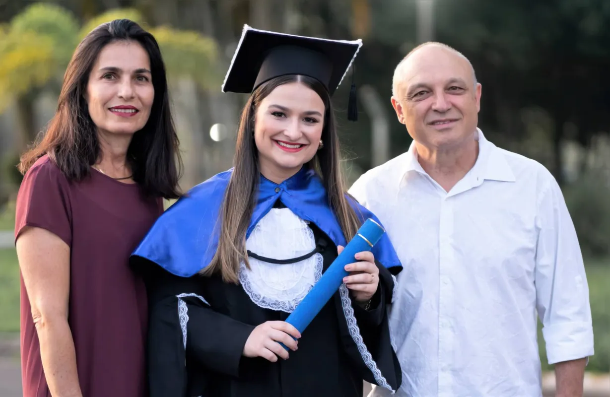 A formanda Antonella Bonalumi de Moura (Arquitetura e Urbanismo) com a mãe Claudia Regina Bonalumi de Moura e o pai Luiz Gonzaga Tucunduva de Moura