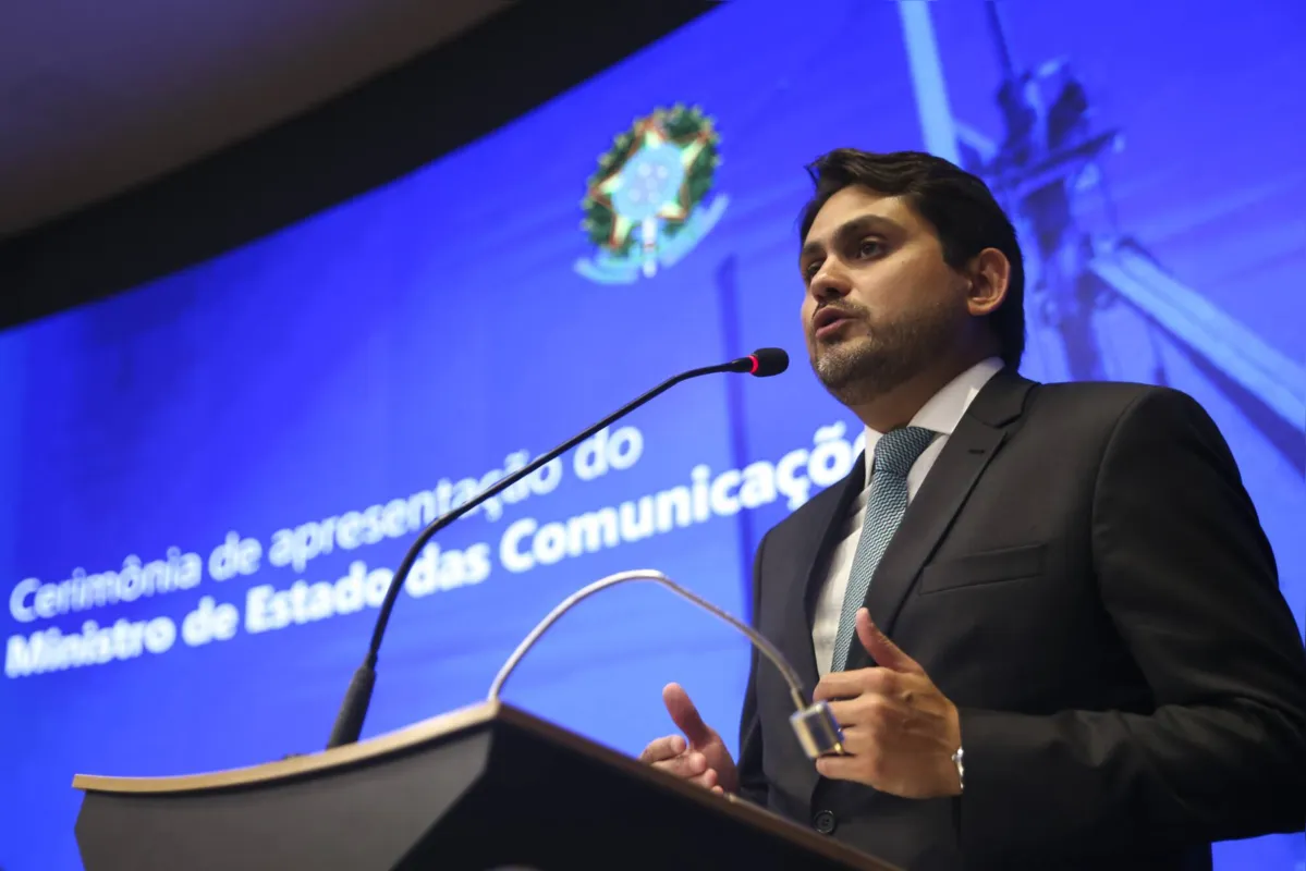 O ministro das Comunicações, Juscelino Filho, assume o cargo, em cerimônia no auditório do ministério