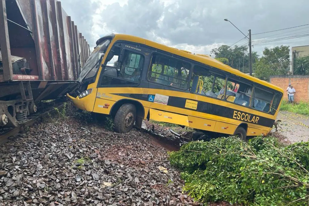 Acidente entre trem e ônibus escolar aconteceu no dia 9 de março