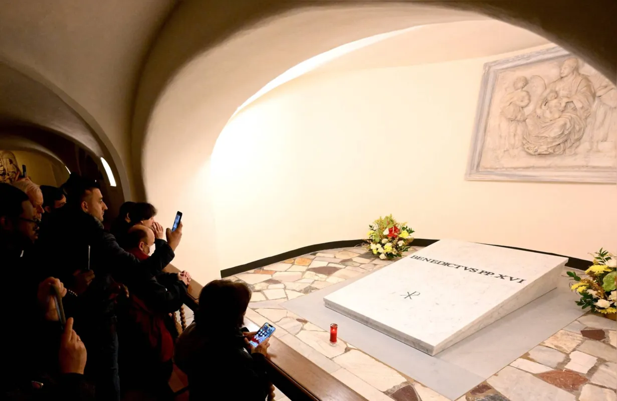 Vincenzo Pinto/AFP

O papa emérito Bento 16 foi sepultado na Basílica de São Pedro, no Vaticano