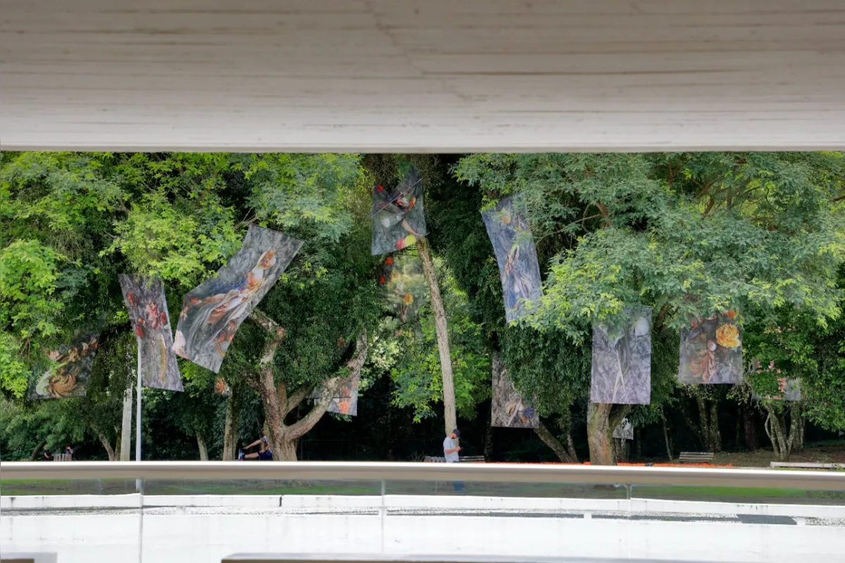 'Transparências', de Mariana Palma: cenas produzidas com tecidos em frente ao MON