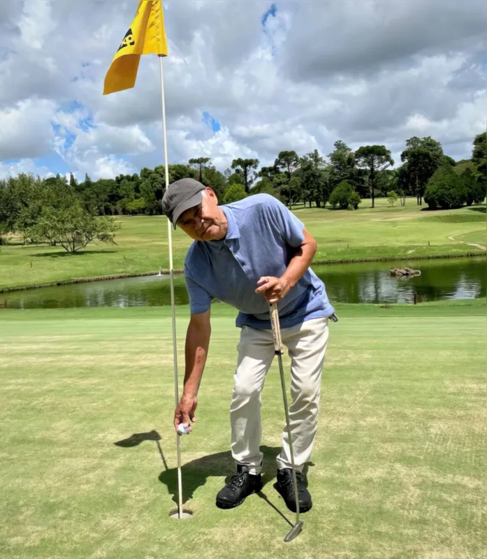 O golfista e conhecido médico Eurico Komatsu com a bola , após comemorar o Hole in One no buraco 15.