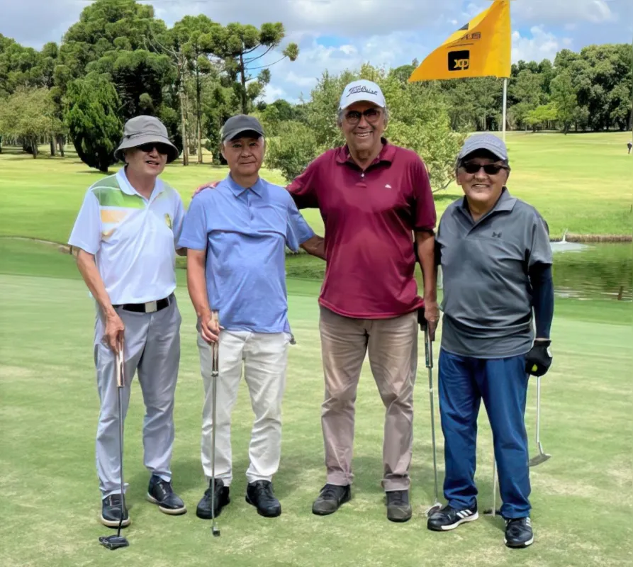 Presentes no momento do Hole in One, Dr. Julio Higashi,  Dr. Eurico Komatsu (autor da proeza), Dr. Amauri Silveira e Dr. Issao Udihara