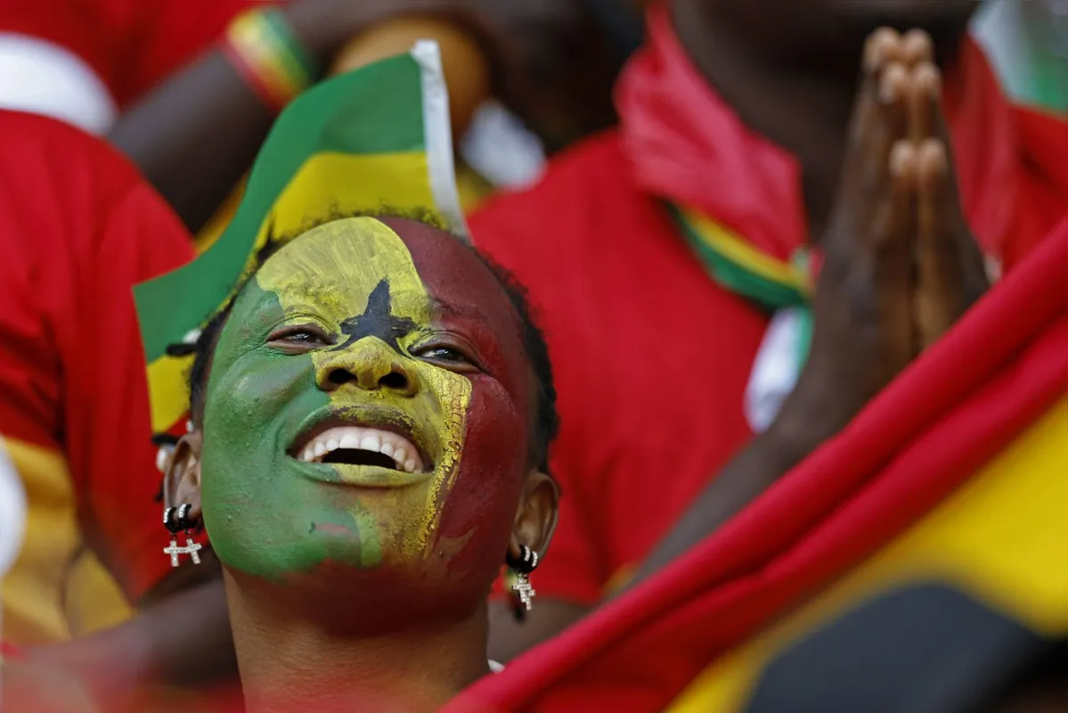 A explosão em cores de uma torcedora de Gana: a mãe África sempre emociona