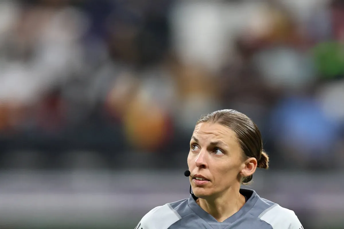 Stéphanie Frappart,  primeira juíza de um Mundial onde só os homens apitavam