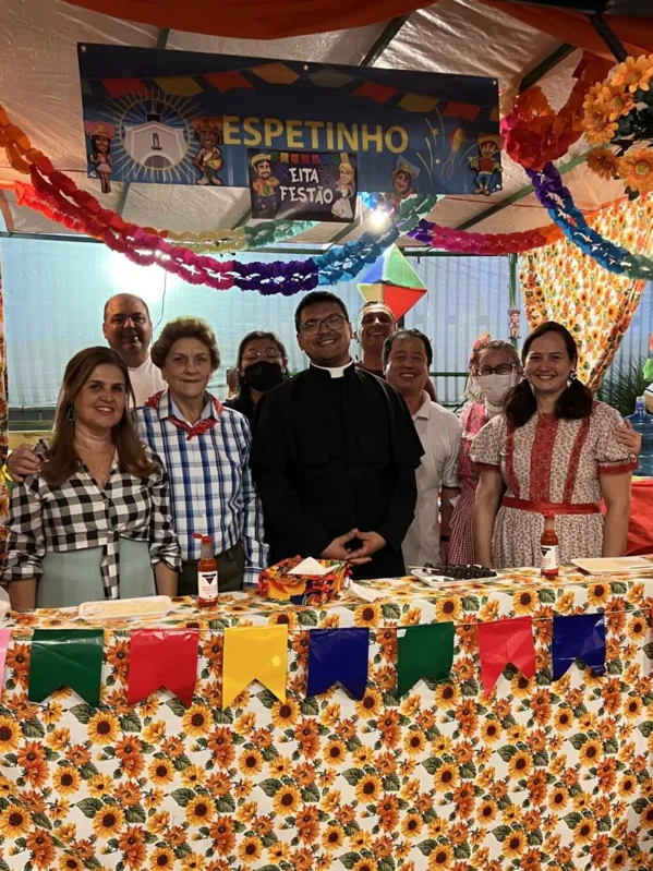 Padre Bruno Athilla e paroquianos que trabalharam na barraca do espetinho