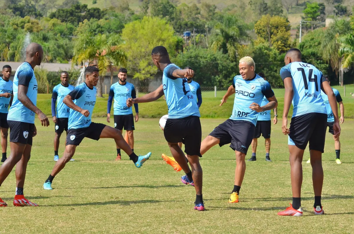 Adilson Batista deve reforçar o meio-campo diante do Tombense e com isso Mandaca (D) volta ao time titular