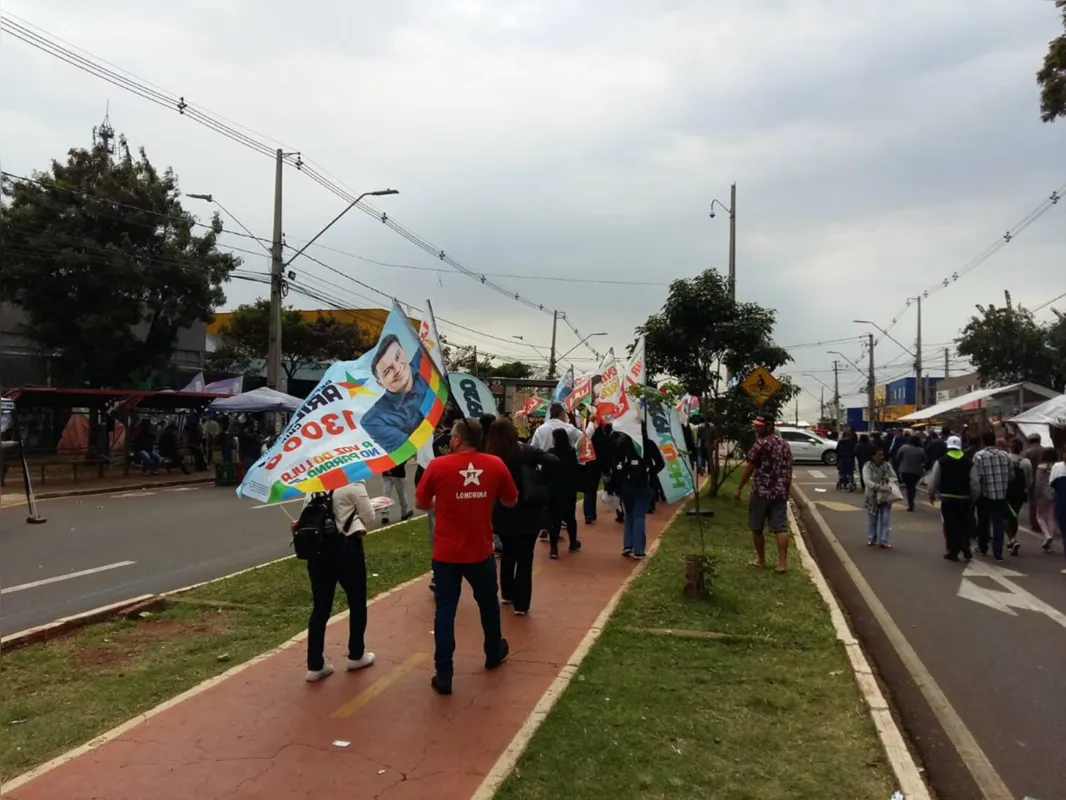 Na avenida Saul Elkind, onde acontece a feira, o ambiente de domingo (25) foi democrático e acomodou pacificamente cabos eleitorais de partidos de todas as frentes ideológicas