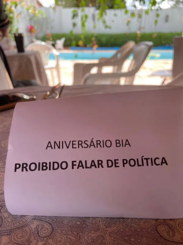 Na festa de aniversário de Bia Figueiró, placas indicavam o assunto `proibido´