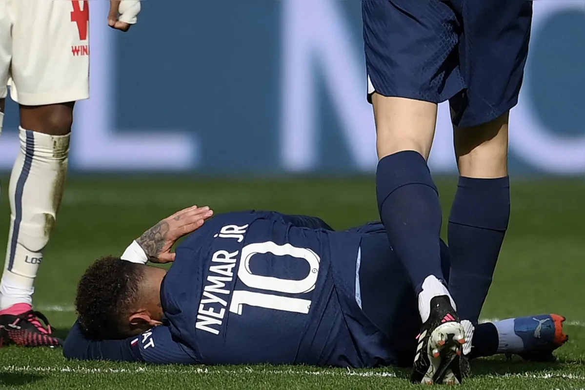 Aos 4 minutos do segundo tempo, Neymar disputou bola com Benajmin André e torceu o tornozelo na queda