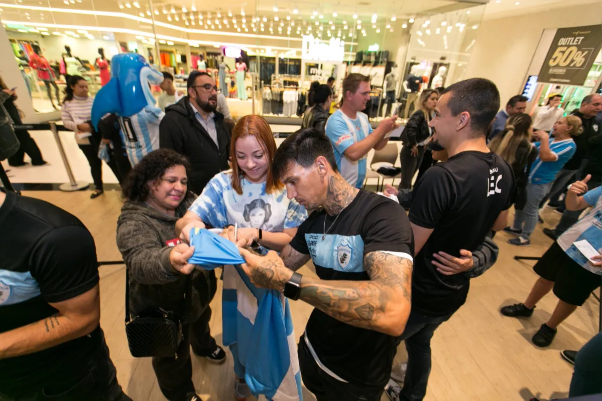 Ao lado de outros jogadores, o capitão João Paulo participou de uma noite de autógrafos em um shopping da cidade: "Estamos nesta situação pela união do grupo e pelo planejamento"