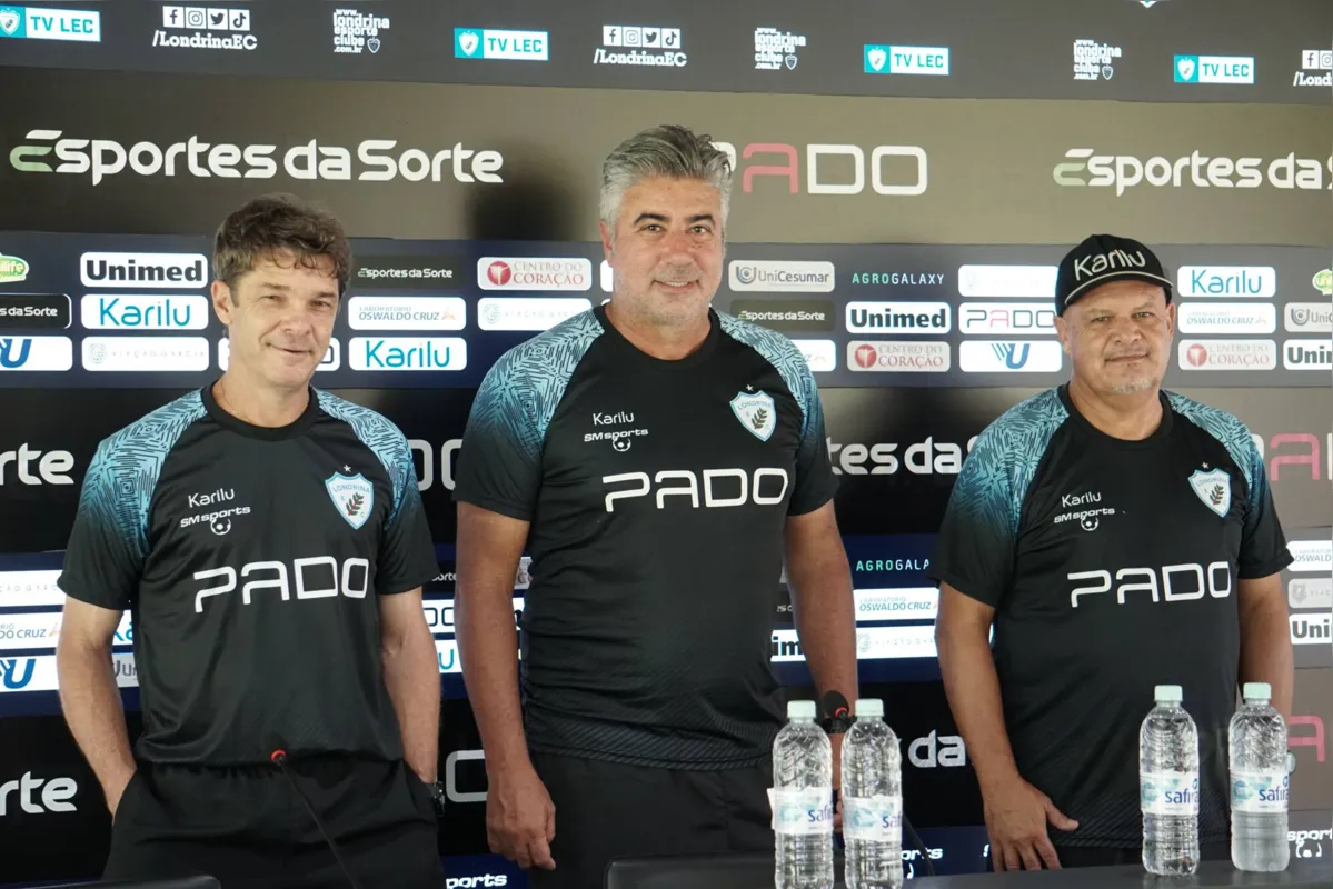 Alexandre Gallo foi apresentado ao lado dos auxiliares Valdir, ex-volante da seleção brasileira, e Edson Vieira