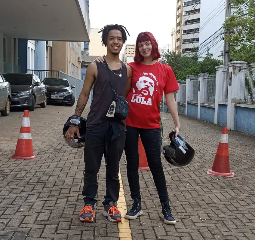 Carolina Mattos, 19 anos, tatuadora, e Lawrence Gabriel, 24 anos, músico: juntos, combinando a preferência