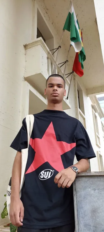 Lucas Ribeiro Medeiro, 19 anos, estudante: estrela no peito no dia da votação