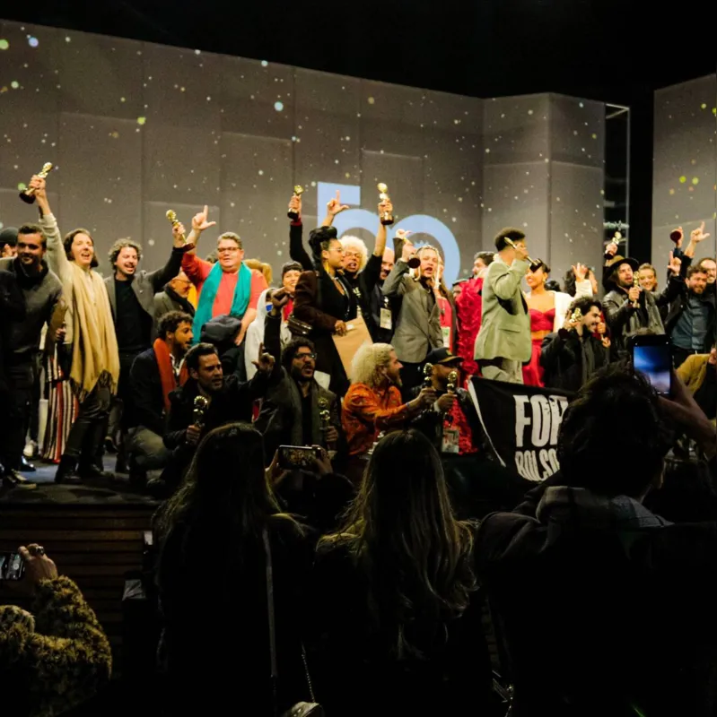 Fim de festa em Gramado: os vencedores do festival com os kIkitos mão na noite de sábado (20)
